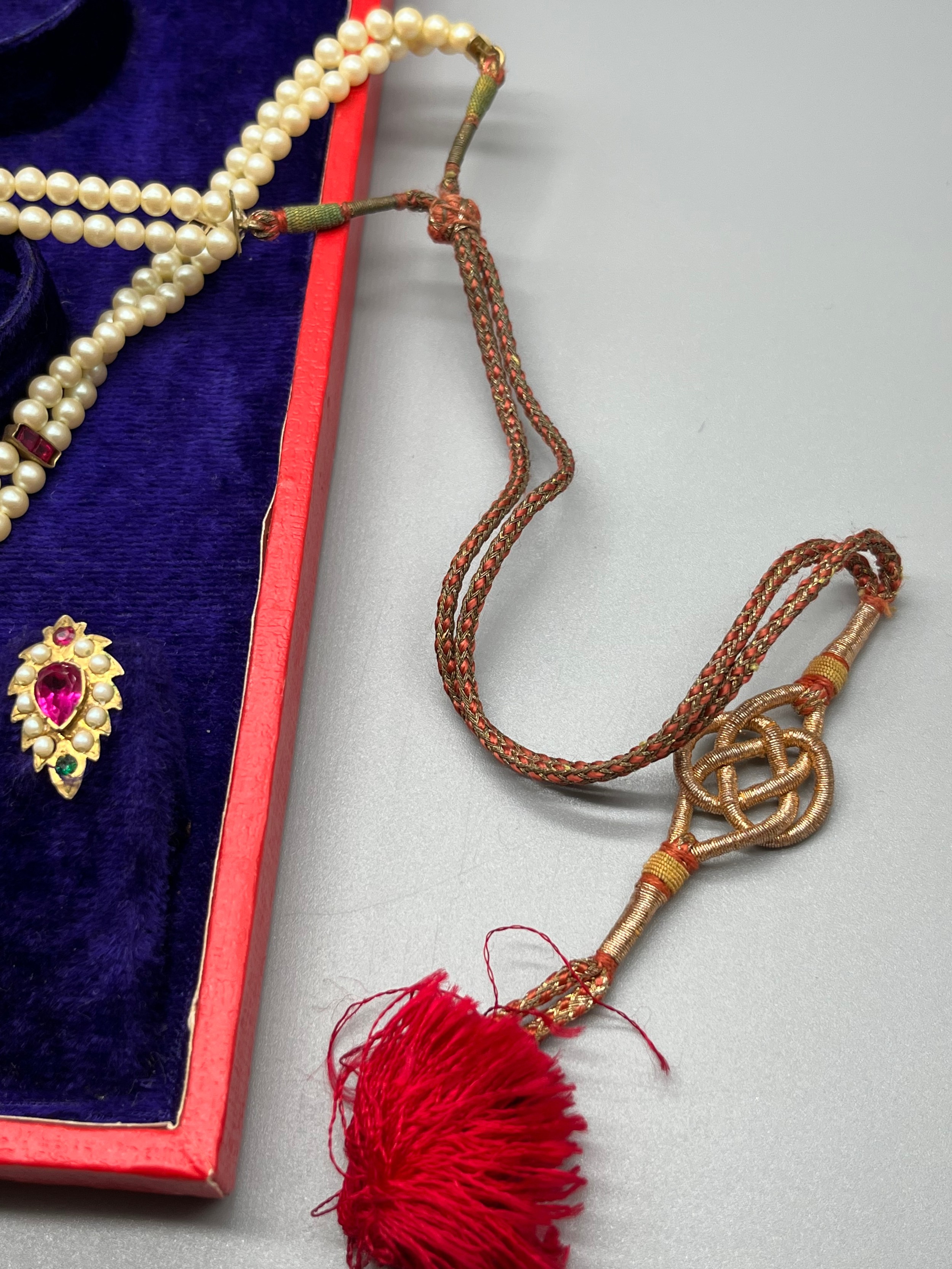 Antique/ Vintage Indian gold pendant fitted with a large ruby stone off set by pearls and green - Image 6 of 6