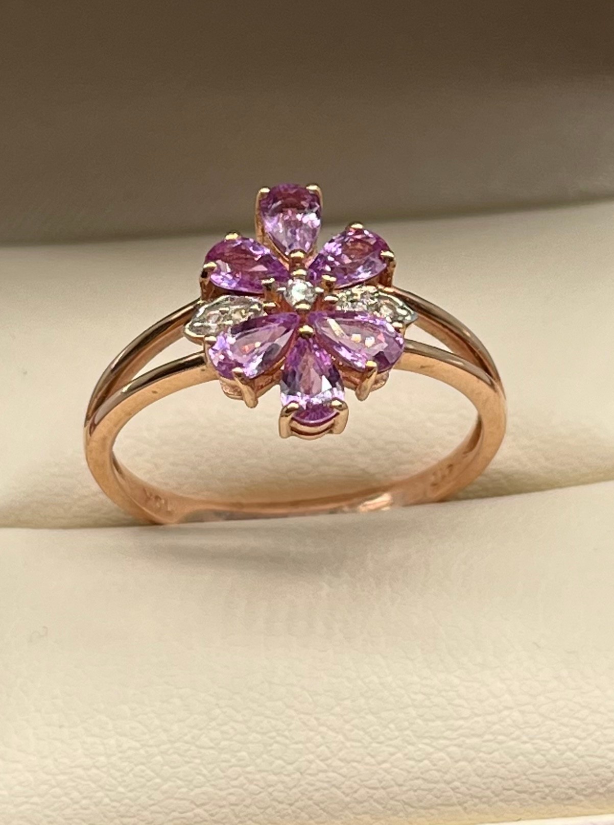 10ct yellow gold ladies ring set with purple & white topaz stones, designed in a flower shape. [Ring - Image 2 of 2