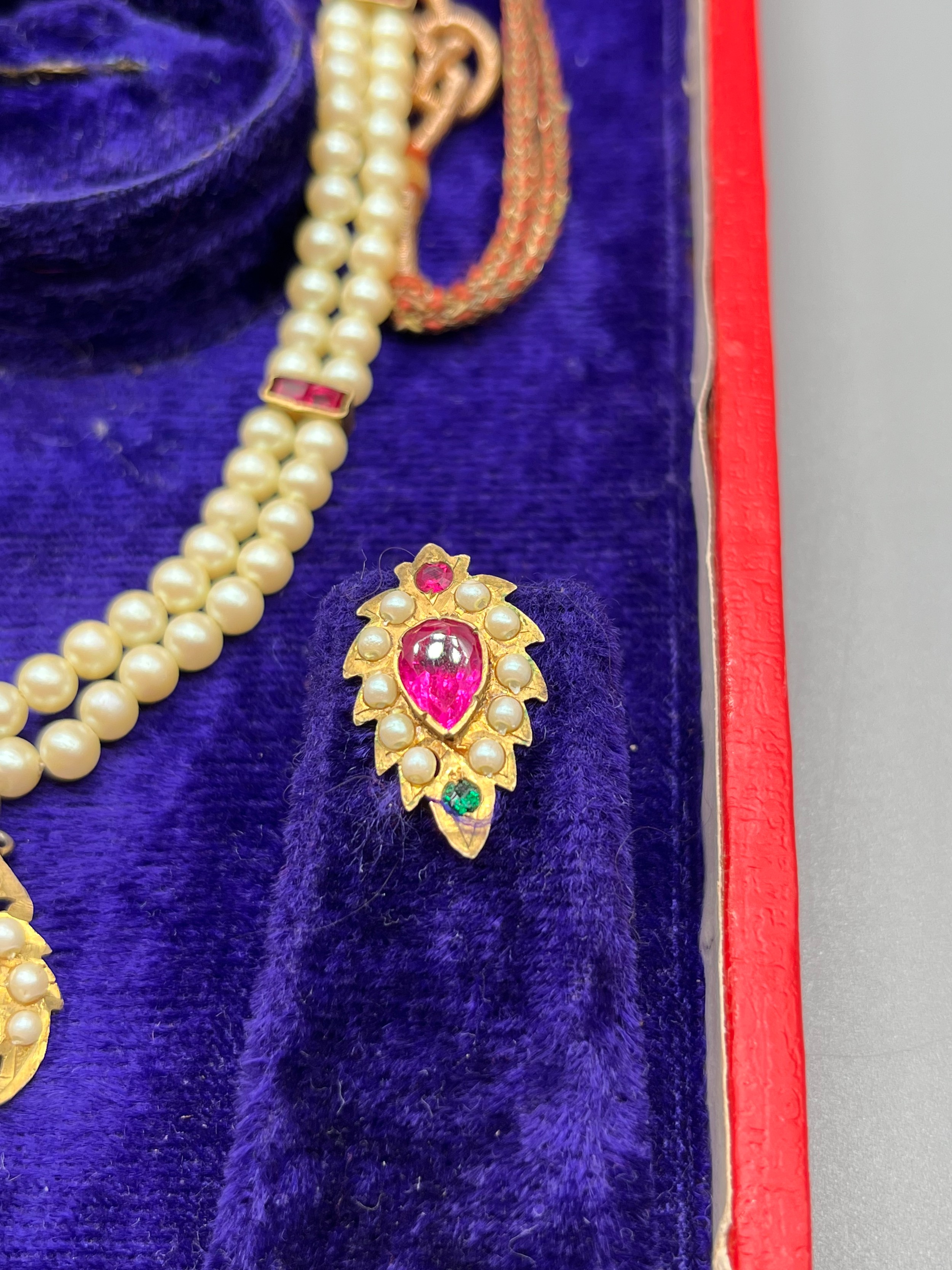 Antique/ Vintage Indian gold pendant fitted with a large ruby stone off set by pearls and green - Image 3 of 6