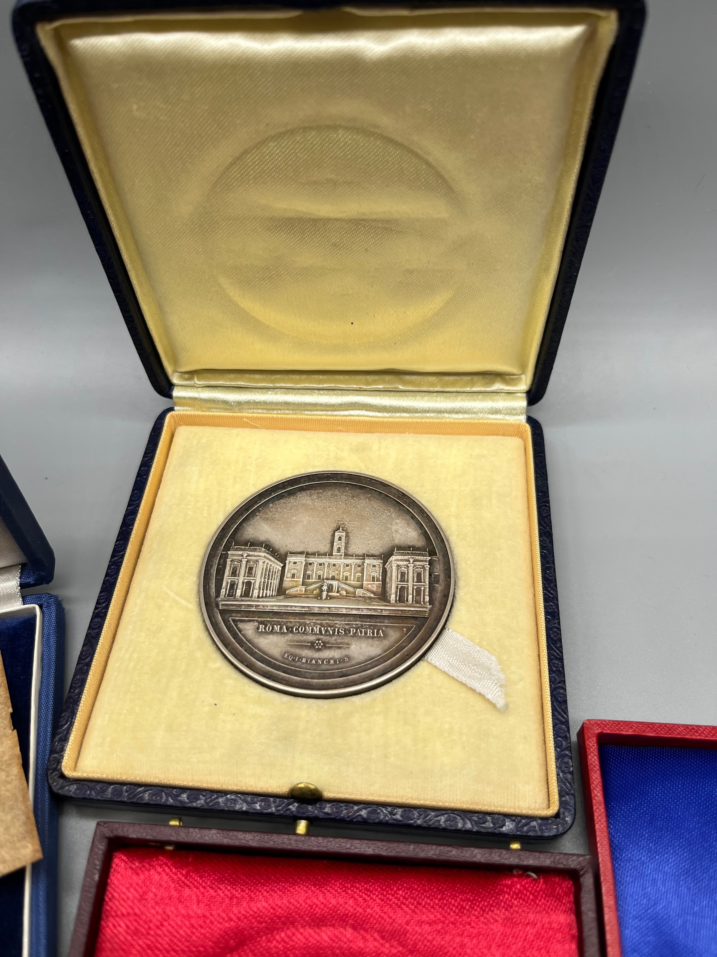 A Collection of Bronze and silver coin medallions with presentation boxes. Includes Edinburgh - Image 4 of 9