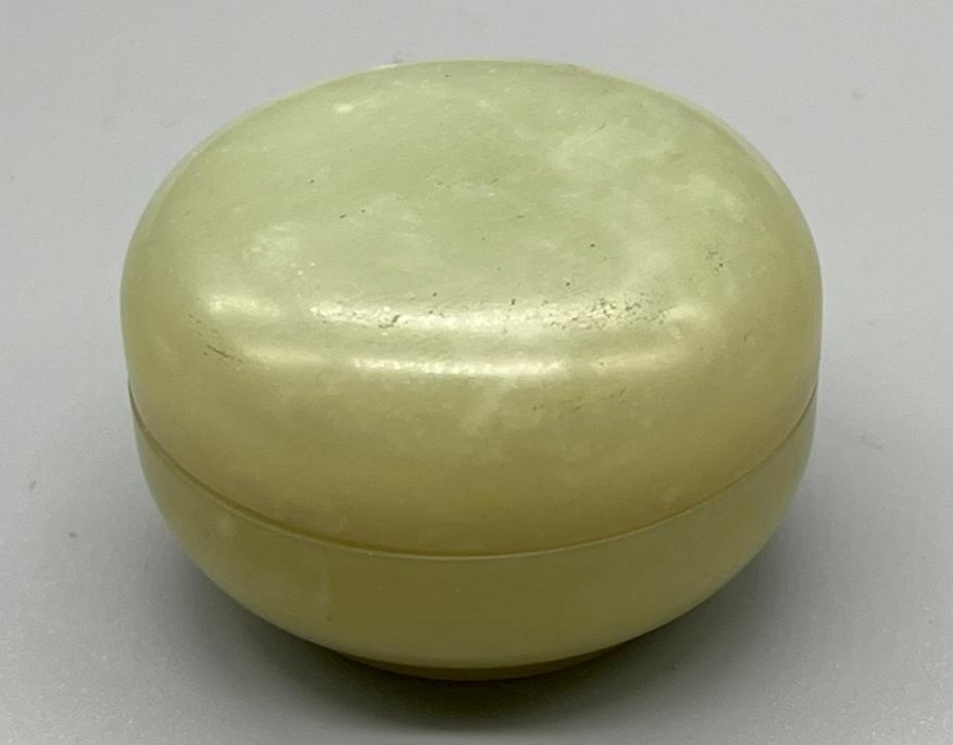 18th/ 19th century Chinese pale green jade lidded dish. [4.5cm in diameter]