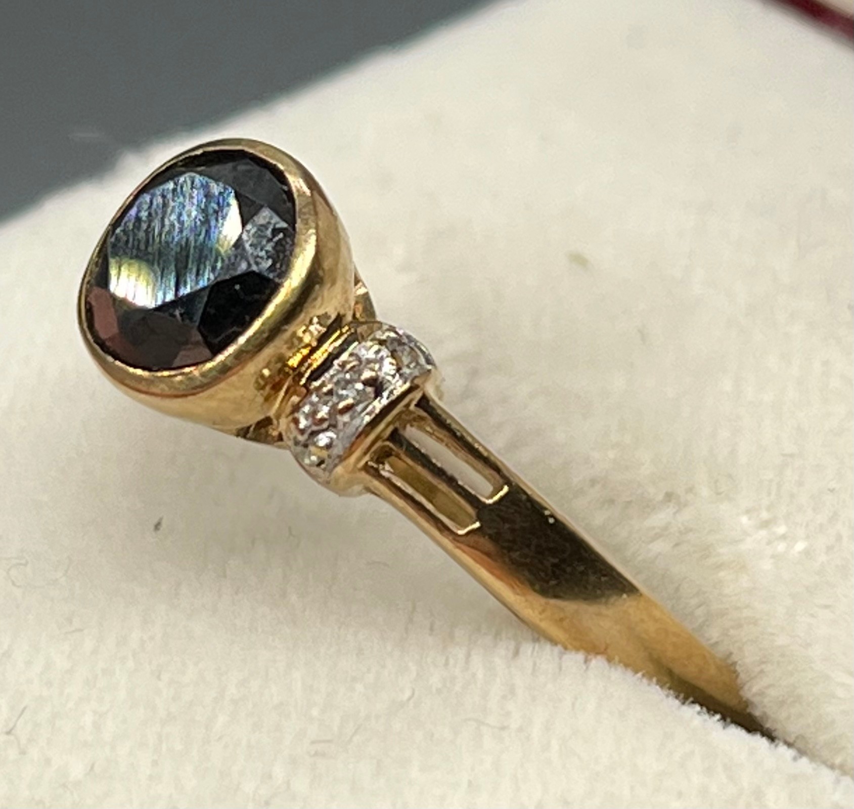 A 9ct yellow gold ring set with a 1.44ct black diamond stone off set by smaller white diamonds- 0. - Image 4 of 4