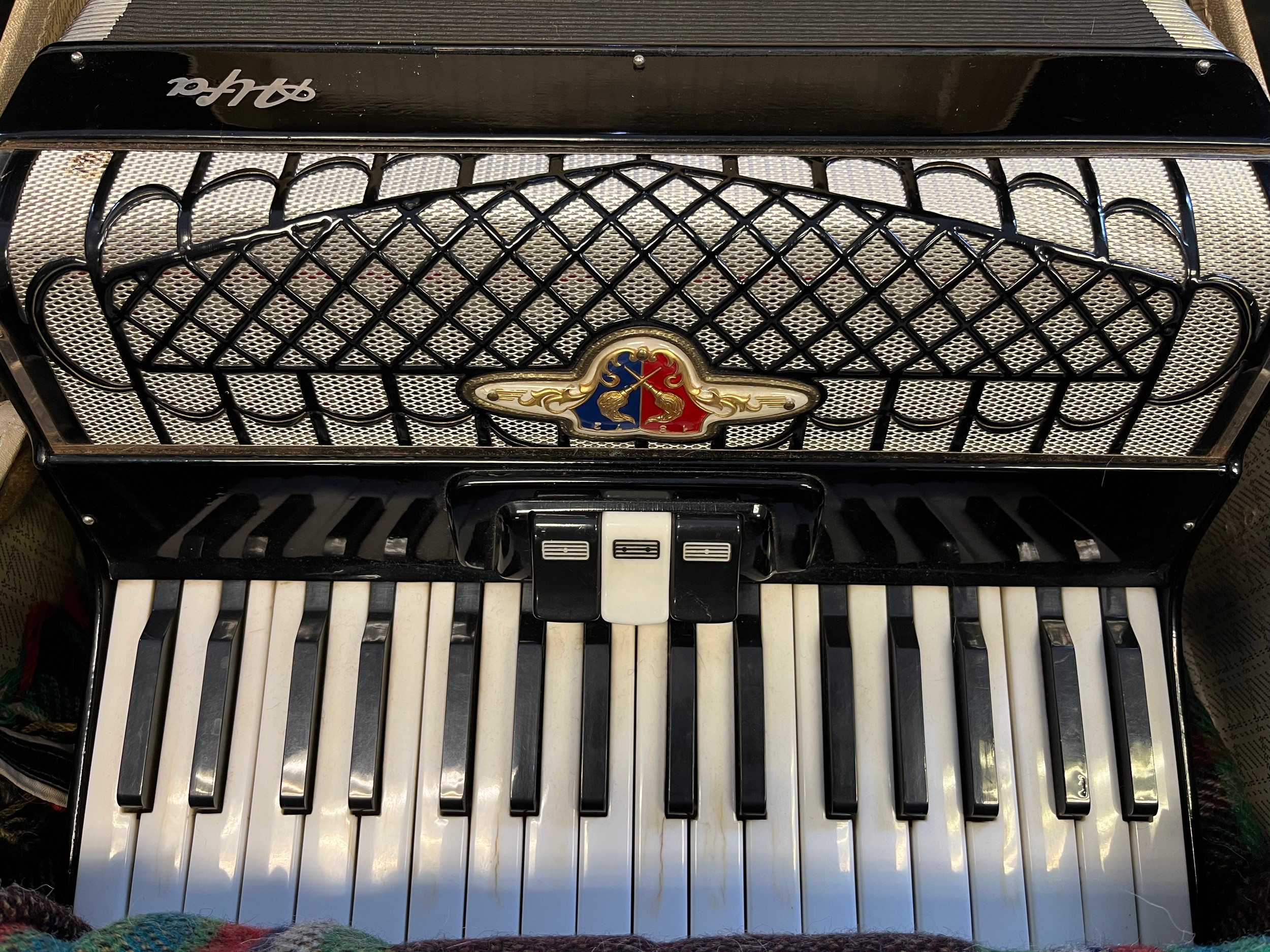 A vintage cased Alfa Accordion - Image 3 of 4