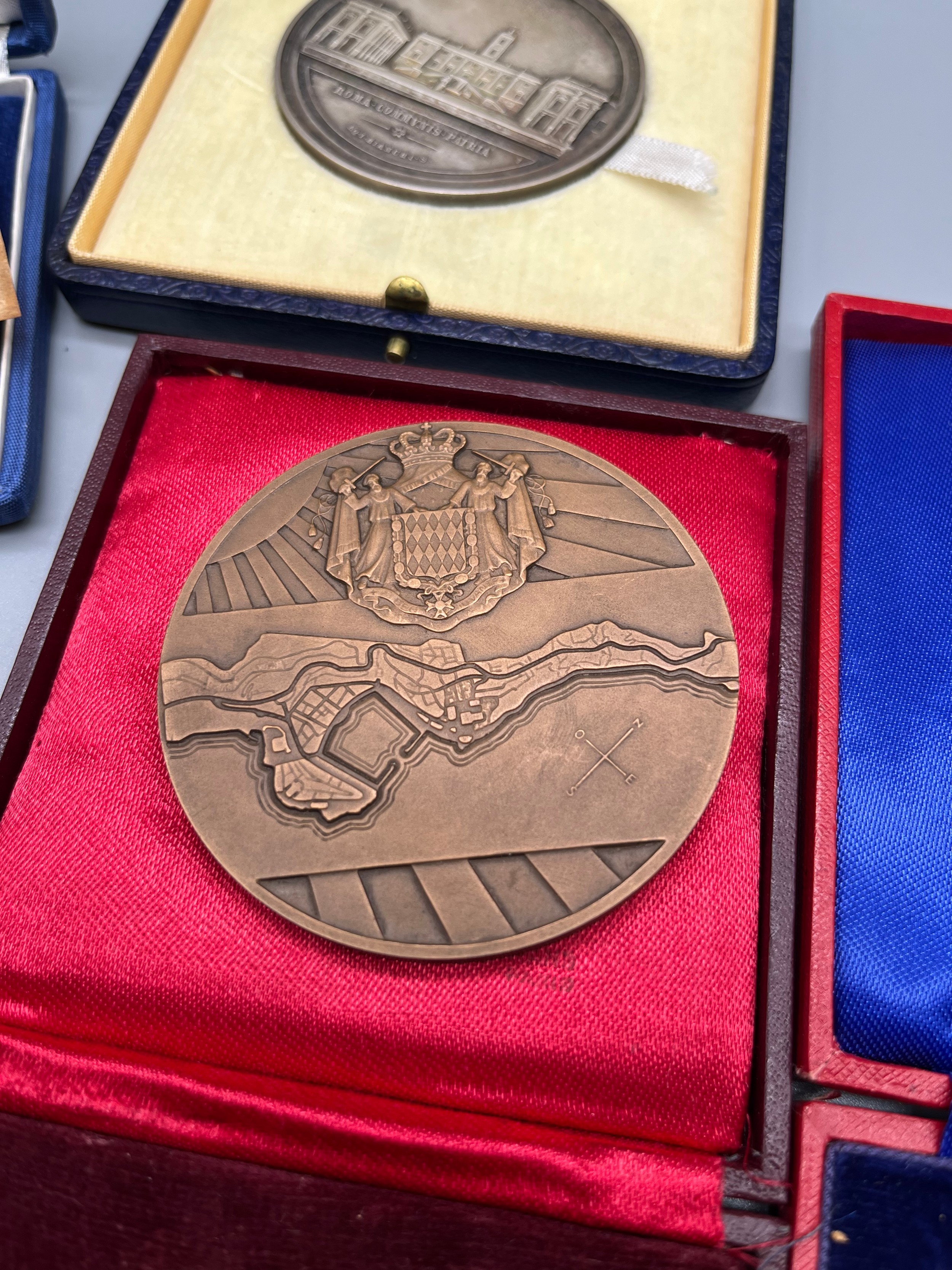 A Collection of Bronze and silver coin medallions with presentation boxes. Includes Edinburgh - Image 8 of 9