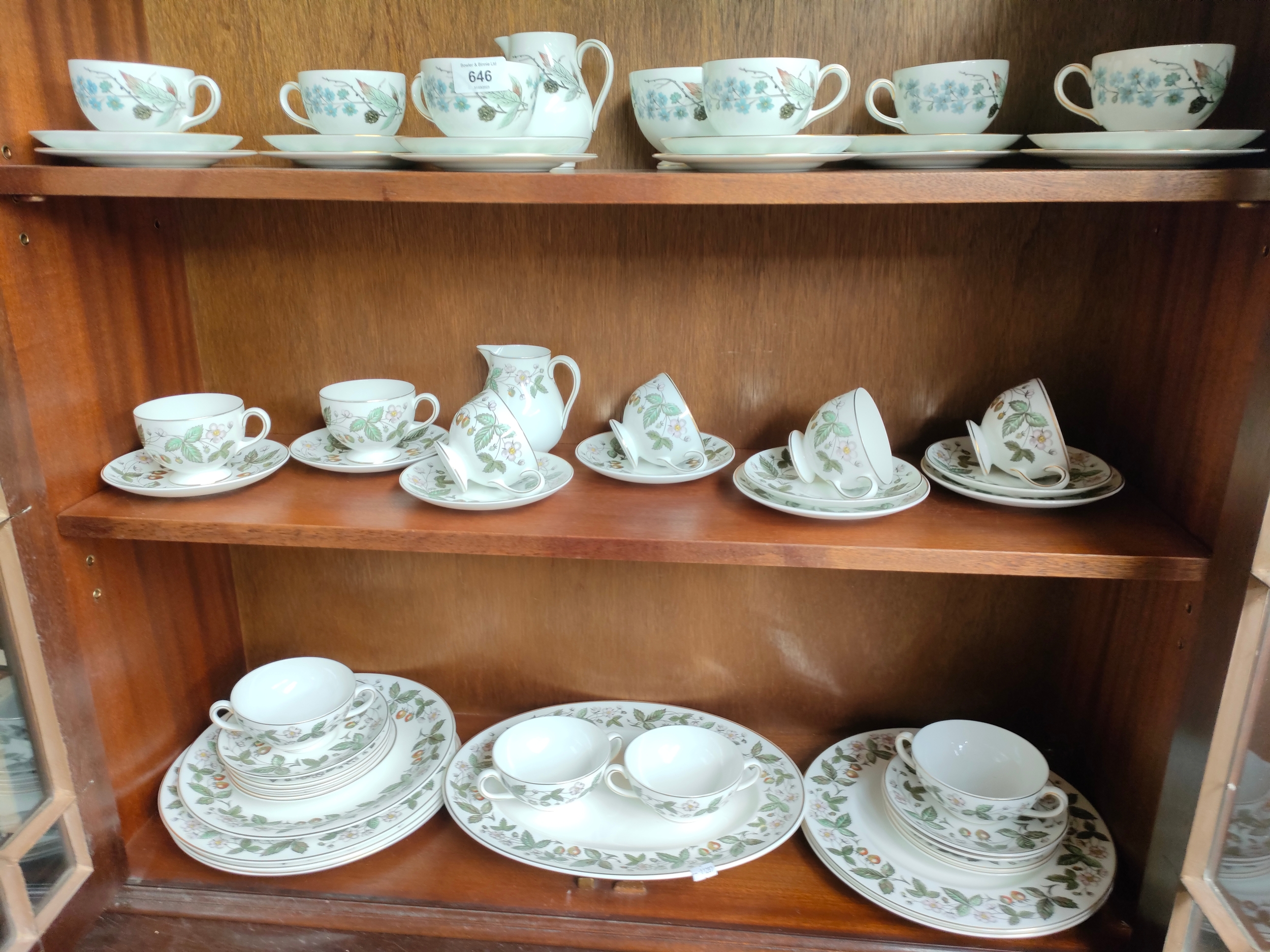 A Large wedgewood strawberry tea /dinner service - Image 2 of 2