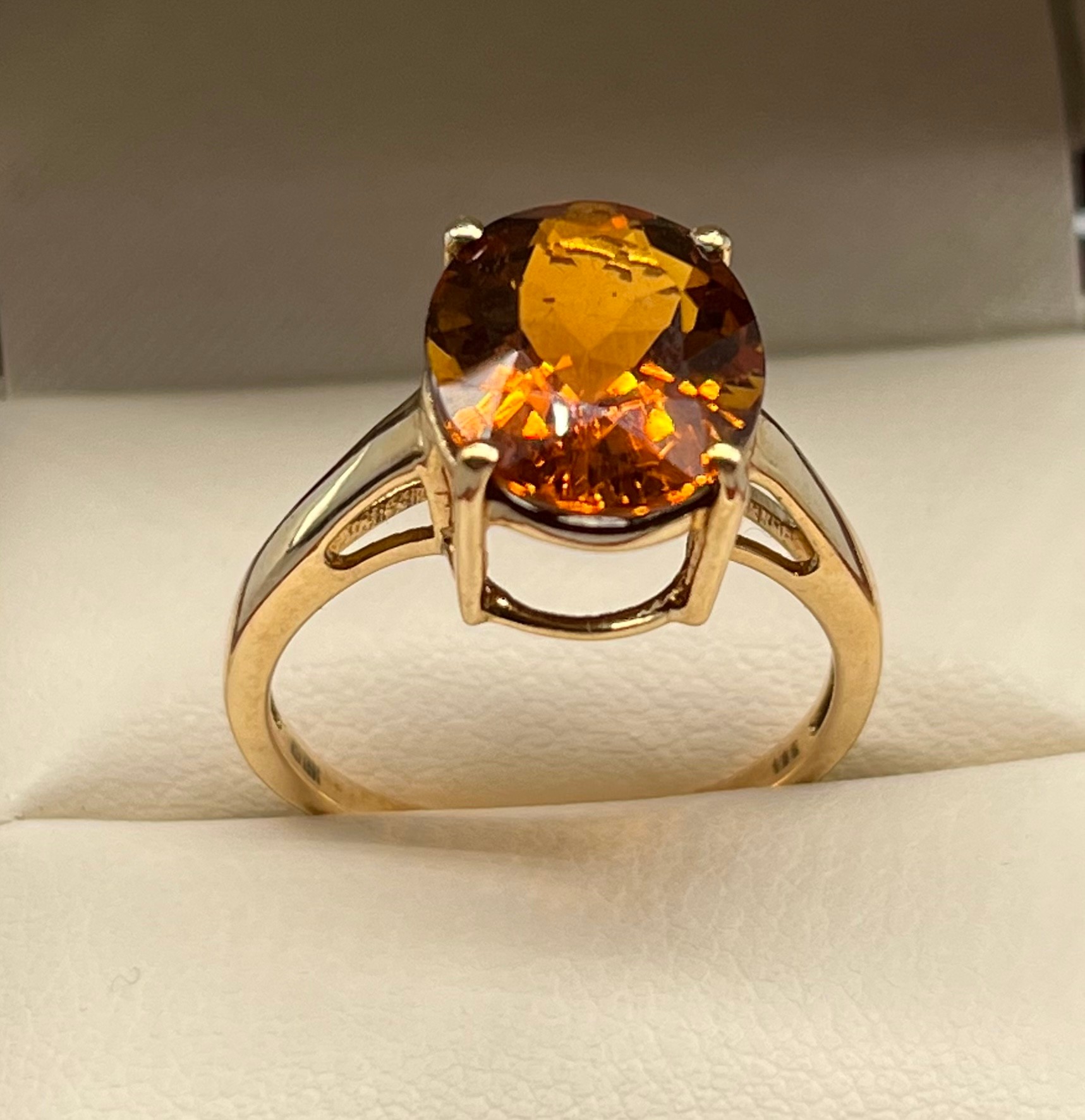 10ct yellow gold ladies ring set with a large Citrine stone. [Ring size [3.24grams]