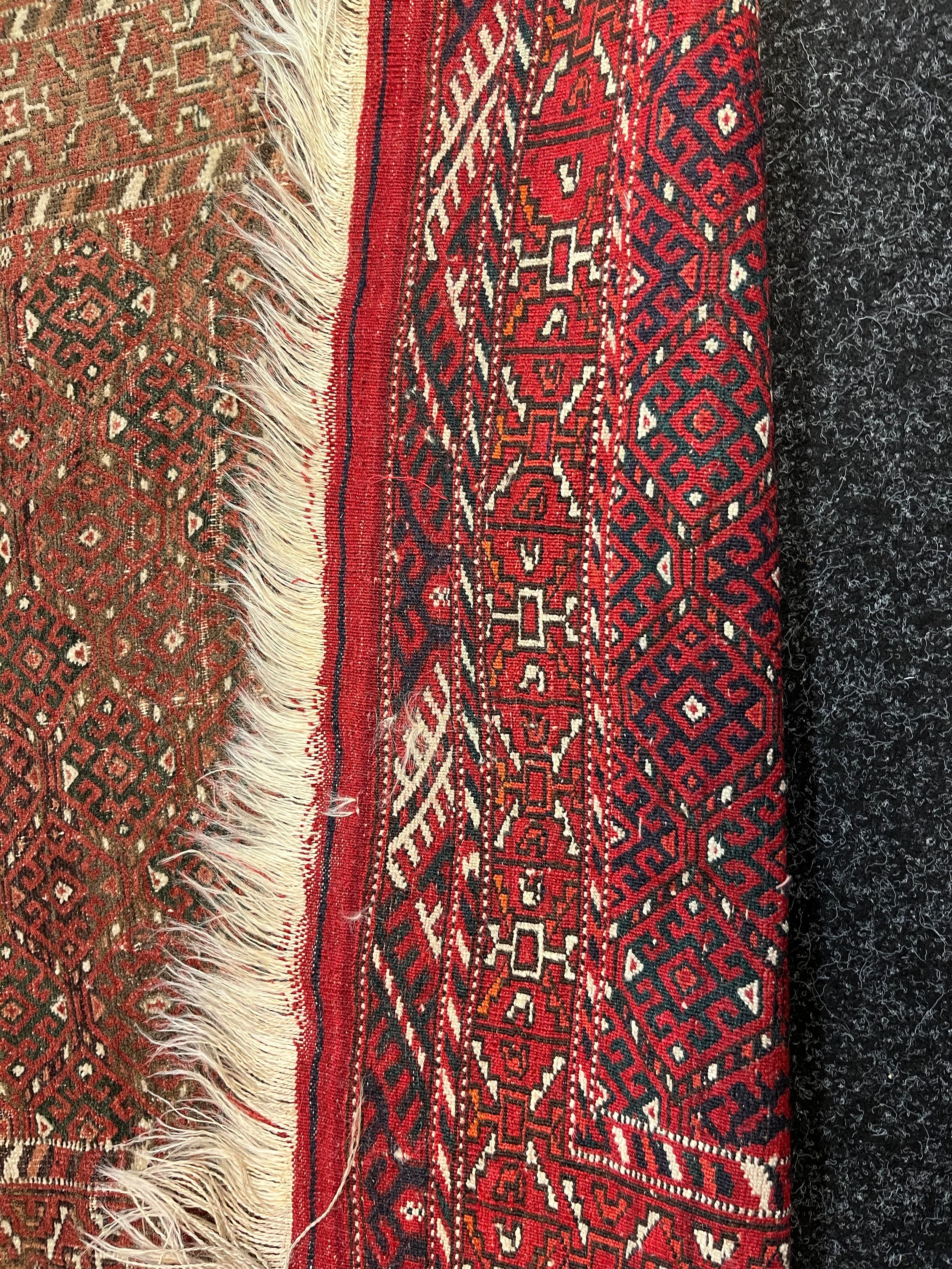 Indian hand made red ground ornate rug. [140x96cm] - Image 5 of 5