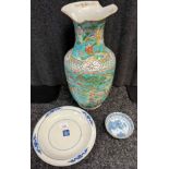 Chinese large decorative vase figural painted, blue and white Chinese plate with four character