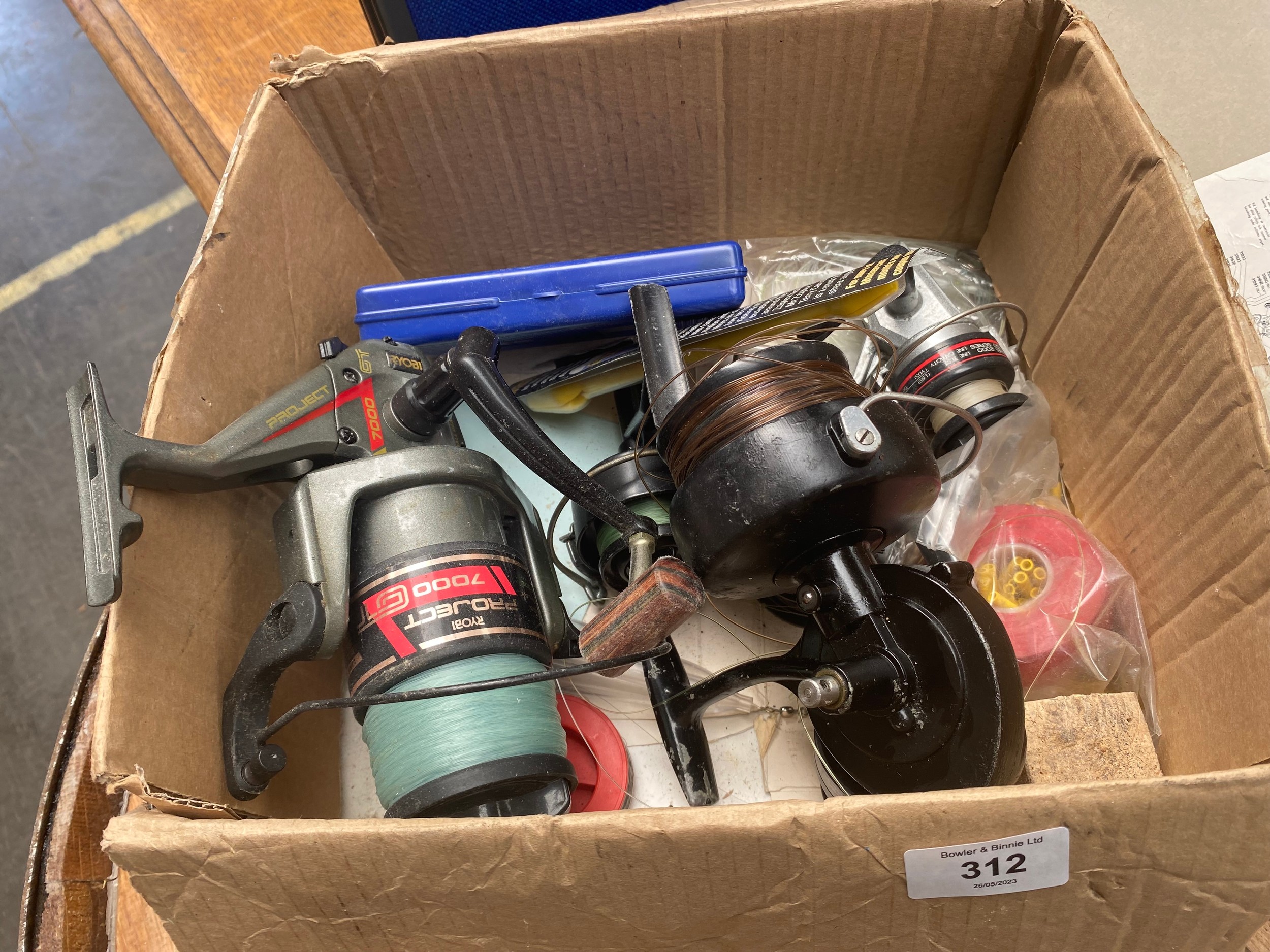 A Large lot of fishing reels includes cardinal 554 glx, large ryobi project reel, box of fishing - Image 2 of 4