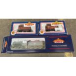 A Bachmann oo gauge boxed loco and tender Green arrow along with 2 Boxed Bachmann wagons