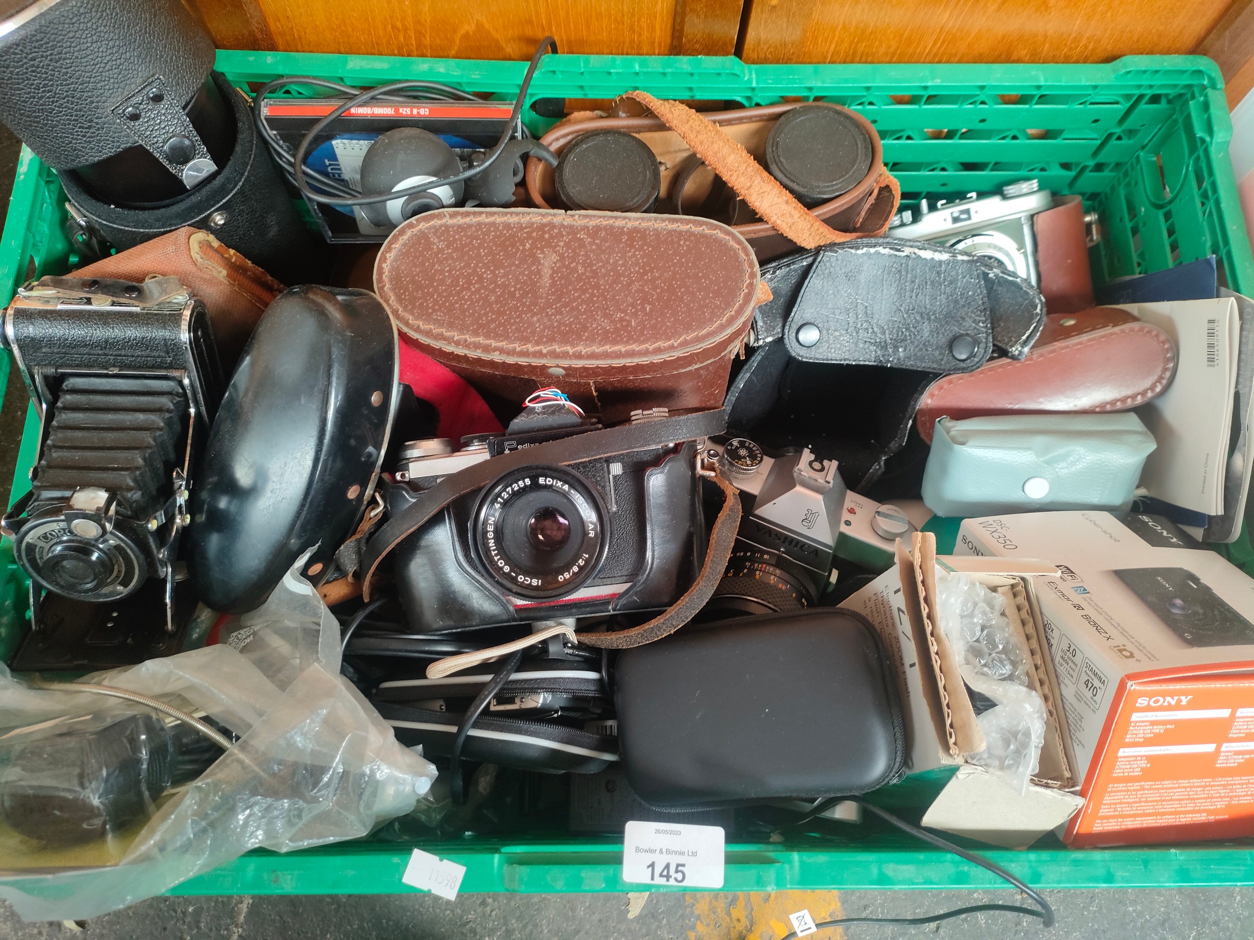 A crate of vintage cameras and binoculars to include Coronet, Yashica and Hunter 35 camera in case