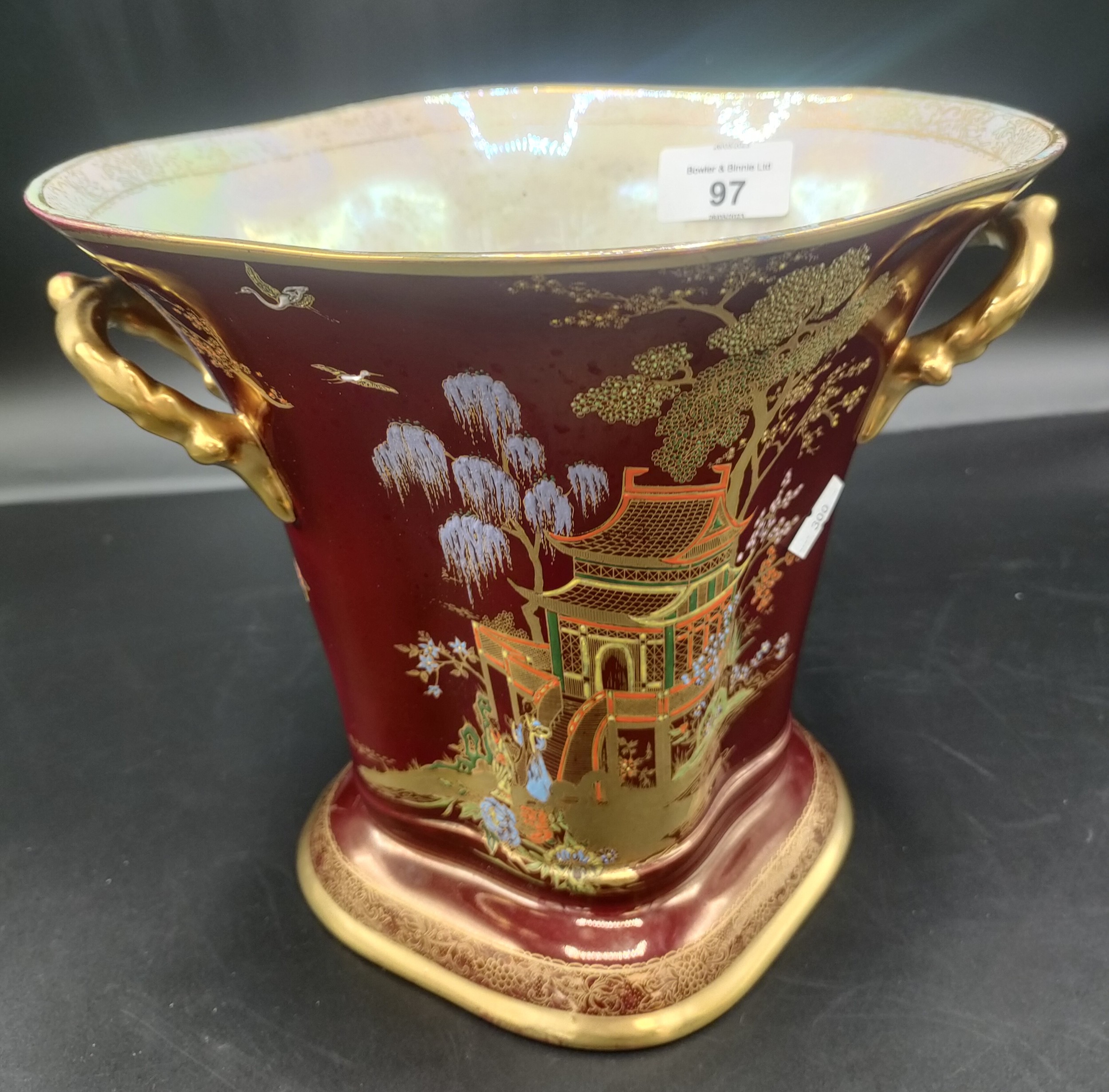 Art deco twin handled Carlton Ware W&R Stoke on Trent vase, red ground with Pagoda pattern 20cm in - Image 2 of 3