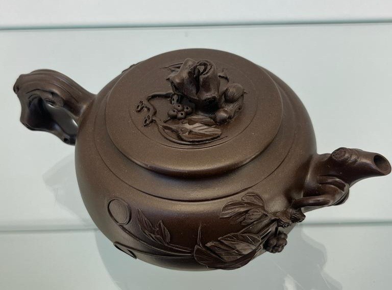 A Chinese Yixing pottery sake/ tea pot. Impressed signature to the base and lid. [8x18x11cm] - Image 2 of 5