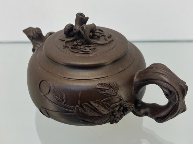 A Chinese Yixing pottery sake/ tea pot. Impressed signature to the base and lid. [8x18x11cm] - Image 3 of 5