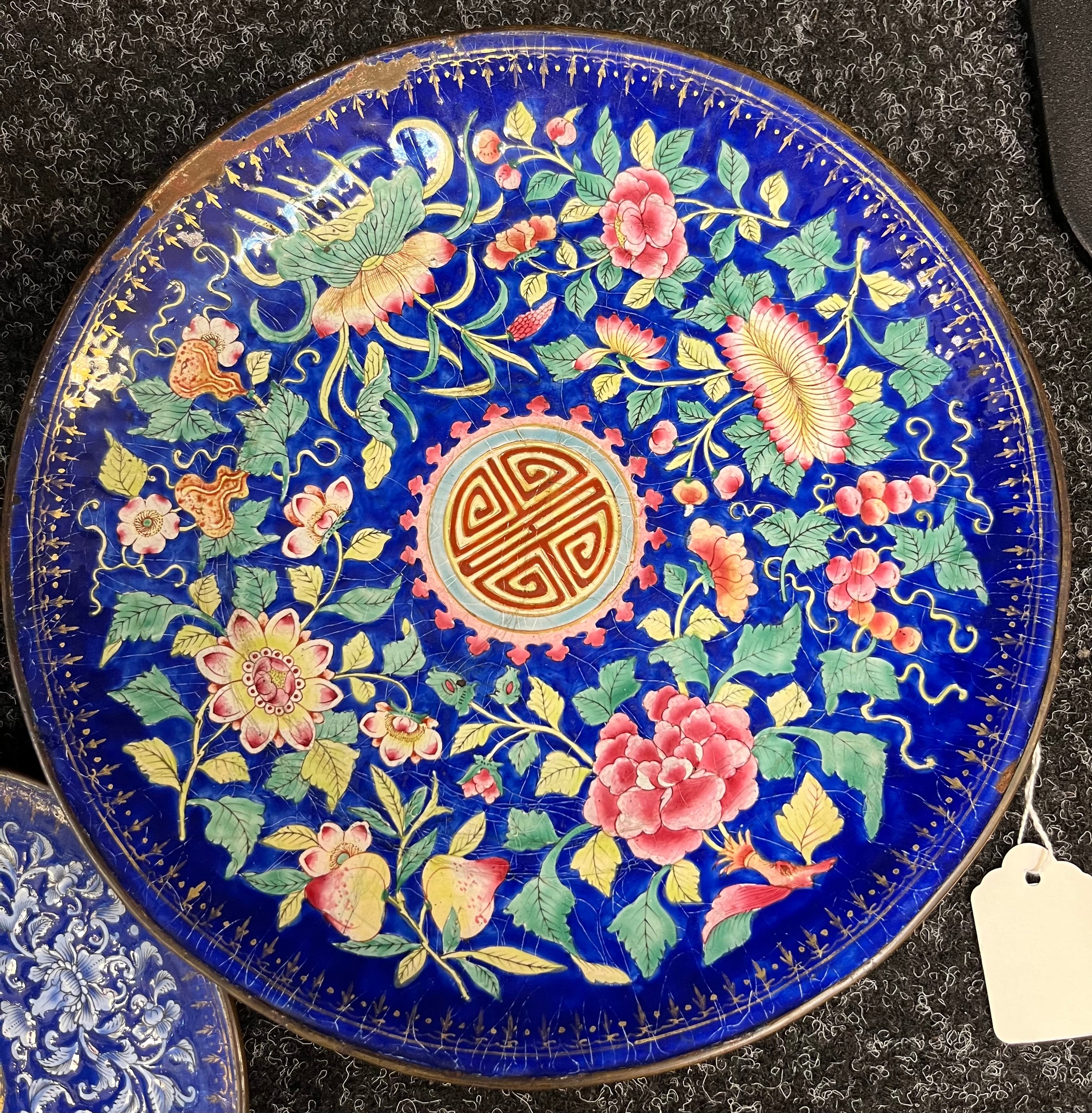 A lot of two Chinese enamel dishes [largest-26cm] - Image 2 of 5