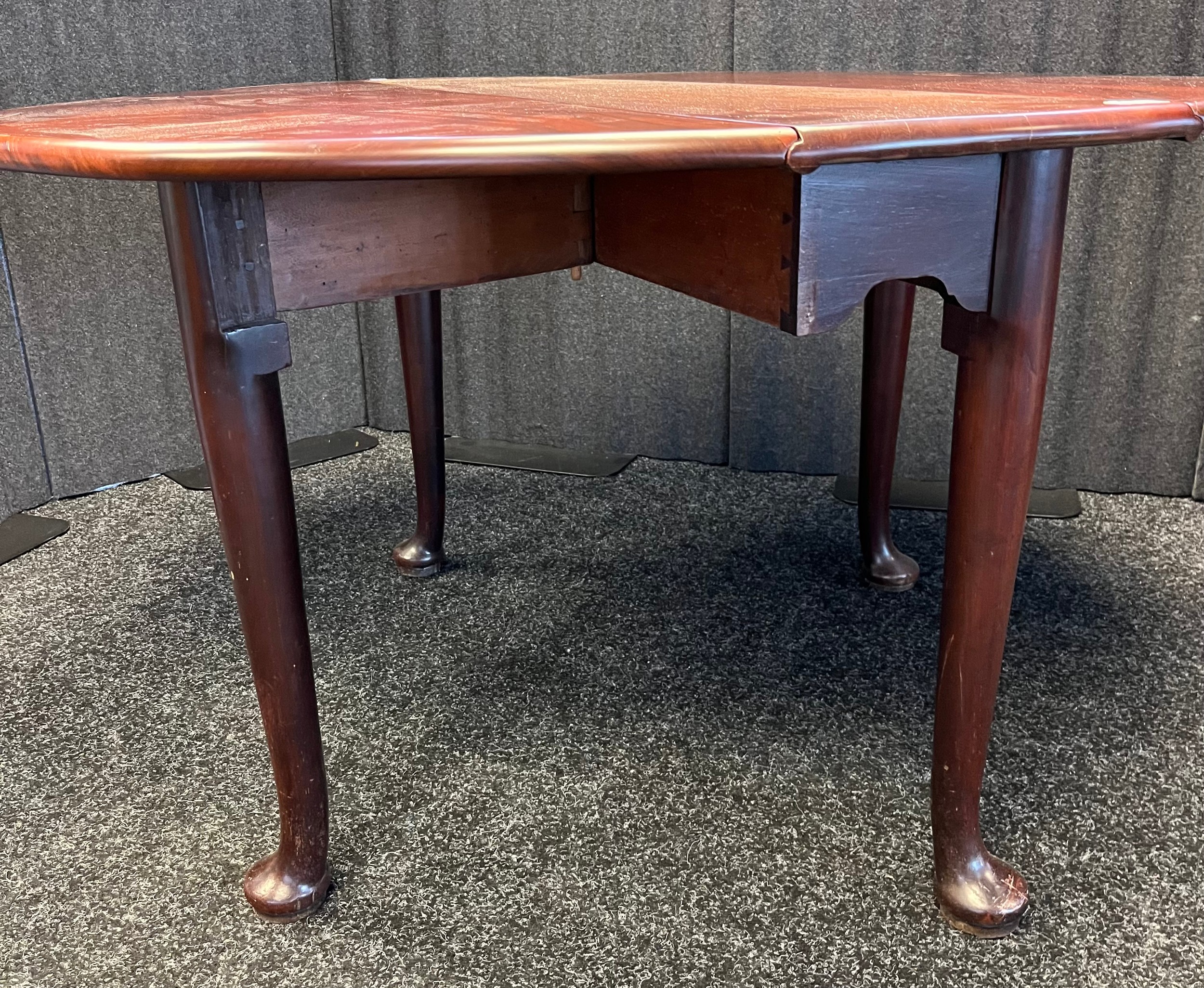 19th century mahogany drop end table raised on turned legs ending in pad feet [71x130x122cm] - Image 5 of 5