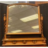 Early 20th century oak table top dressing table mirror, the shaped mirror flanked by twisted