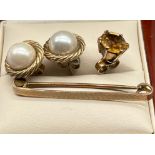 9ct yellow gold items; A Pair of 9ct yellow gold and pearl earrings, 9ct yellow gold bar brooch