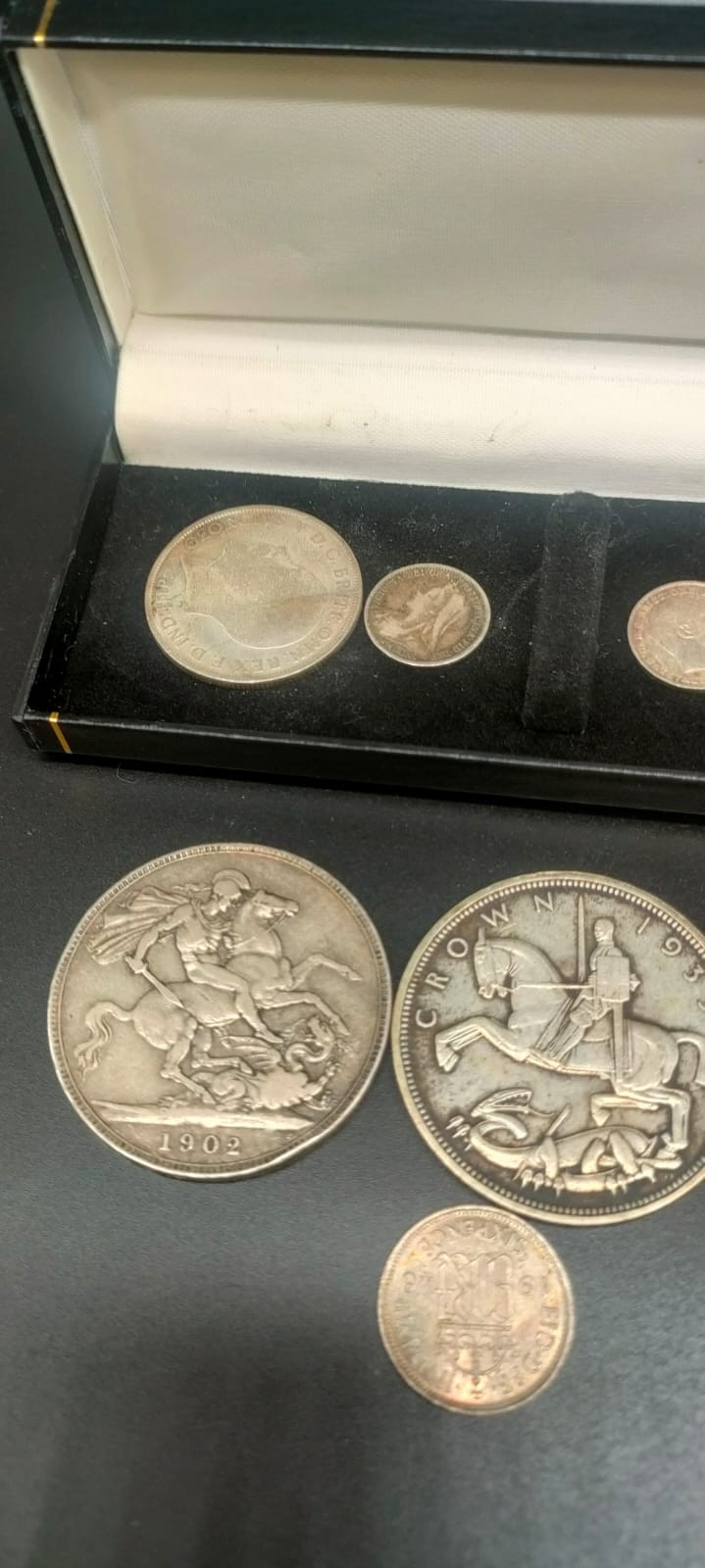 A Collection of Silver George V Silver crowns and one florins; Two 1902 and 1935 crowns. - Image 3 of 5