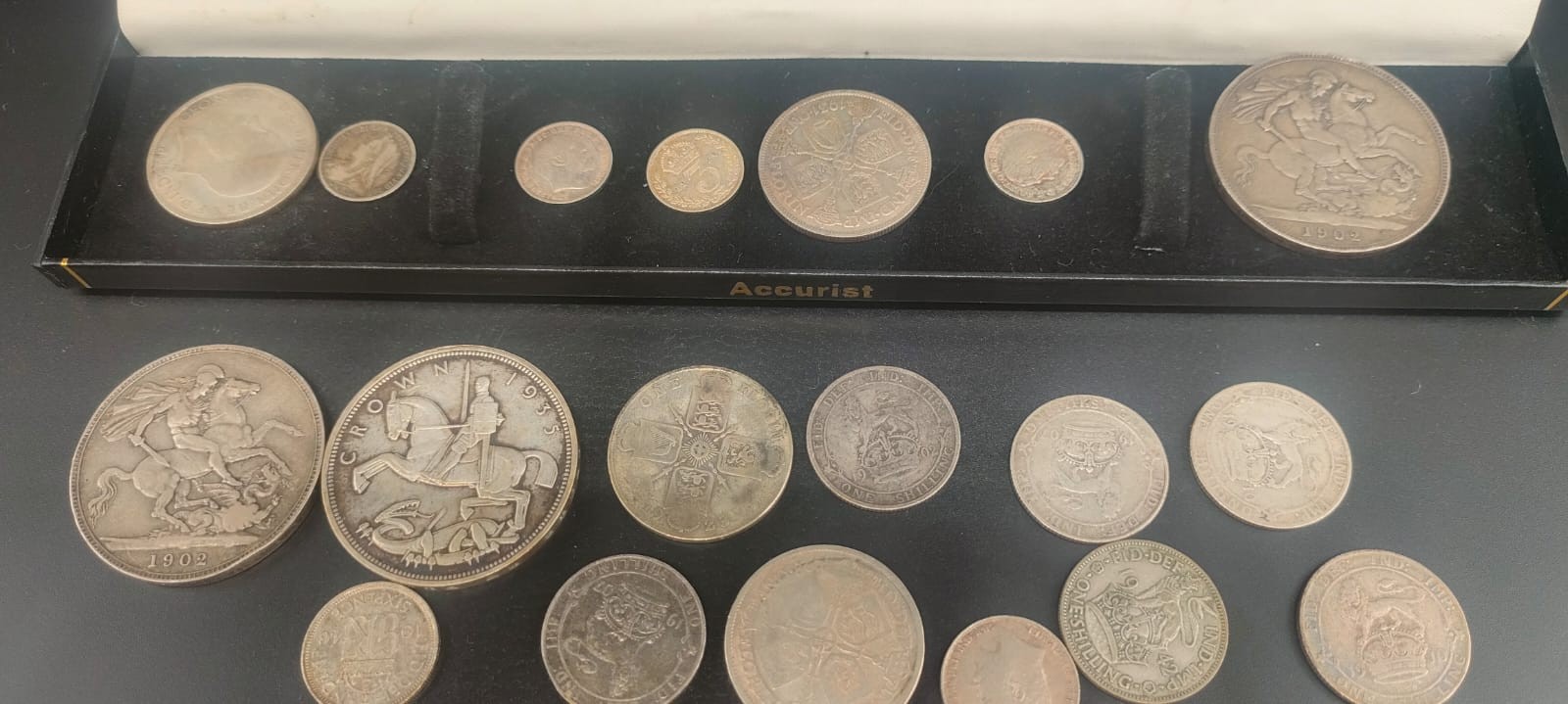 A Collection of Silver George V Silver crowns and one florins; Two 1902 and 1935 crowns. - Image 2 of 5