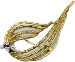 9ct yellow gold and diamond brooch. [4.83grams]