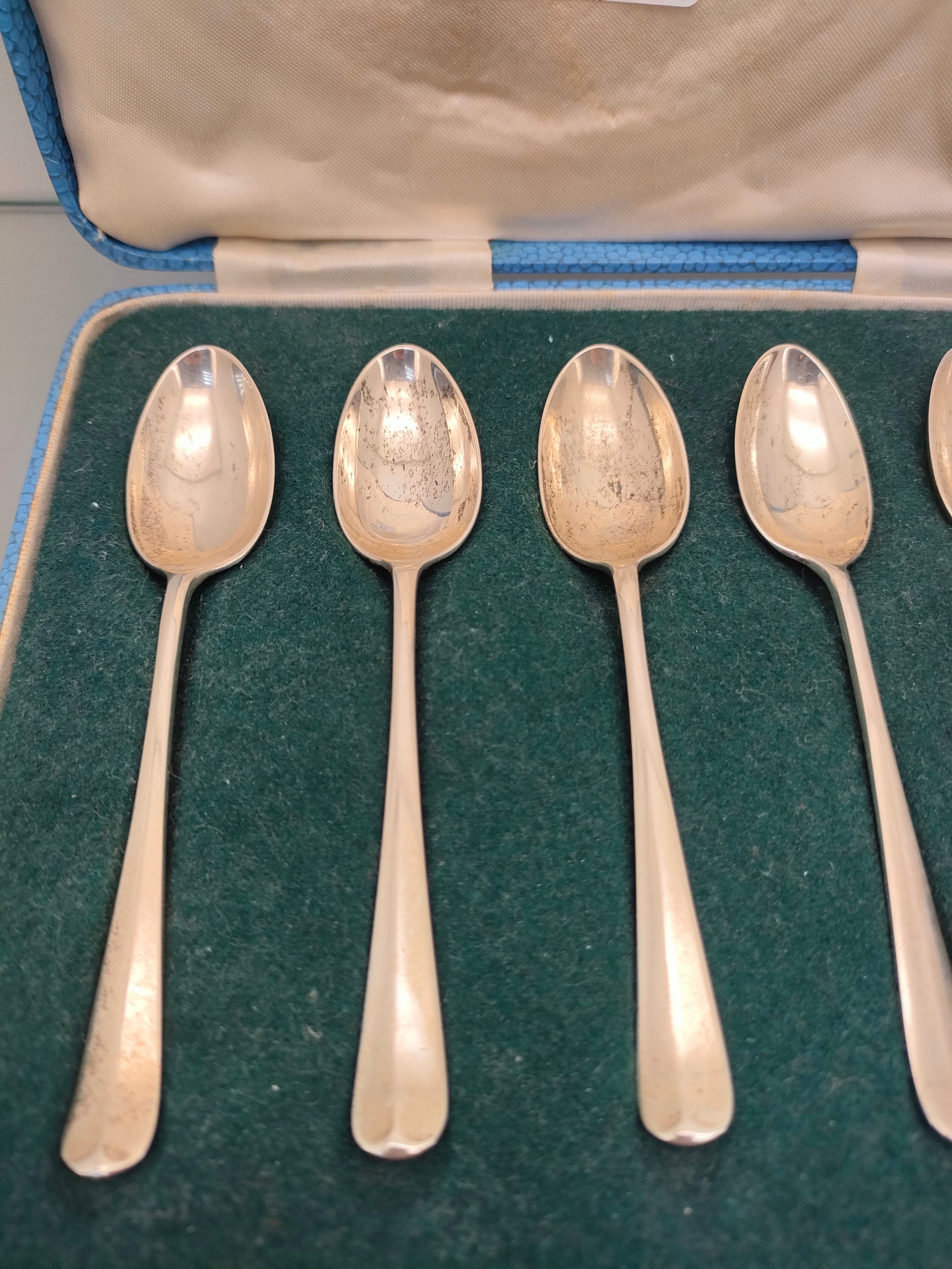 Boxed set of six Silver British hall marked tea spoons. [79.01grams] - Image 2 of 4