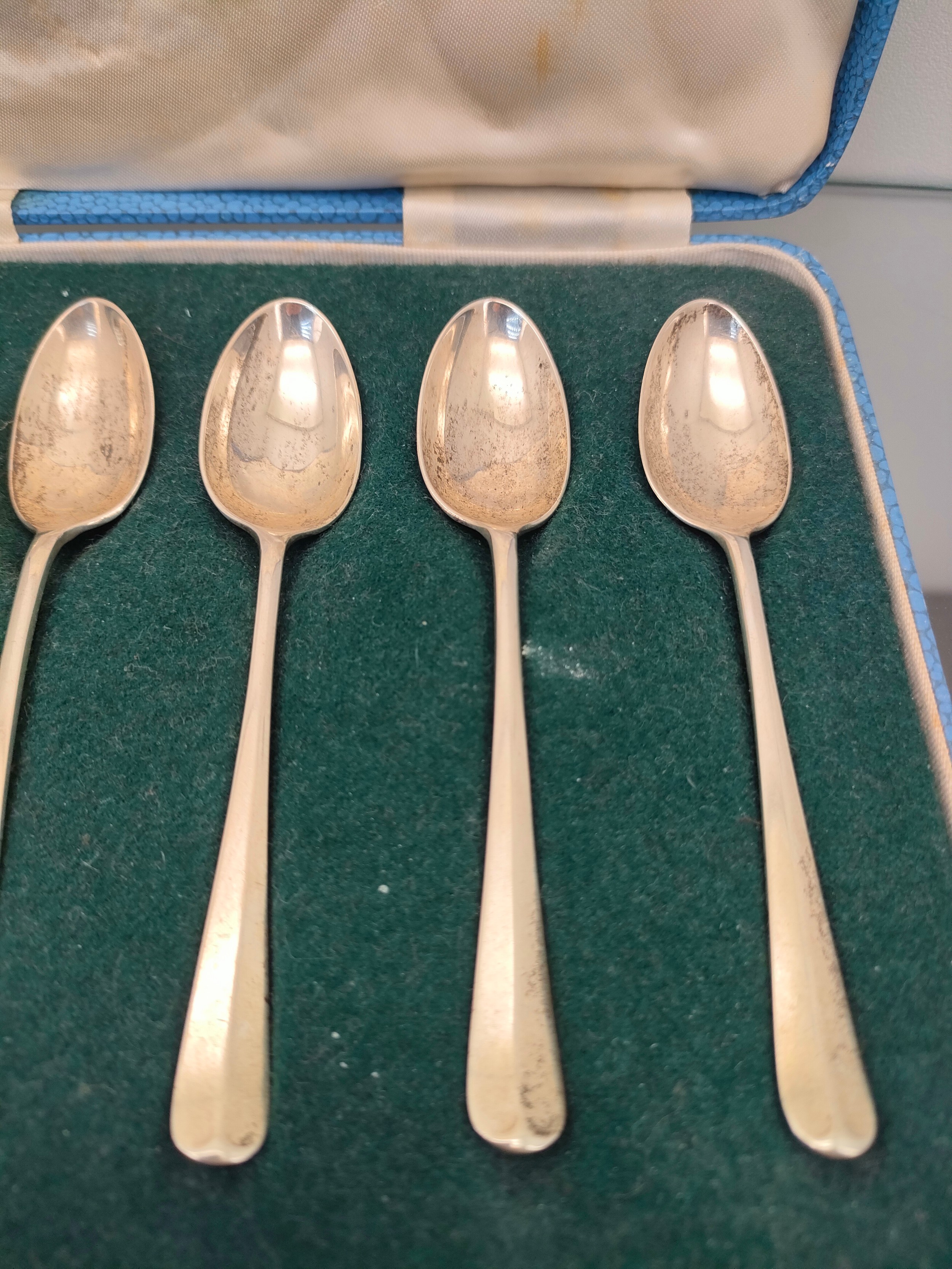 Boxed set of six Silver British hall marked tea spoons. [79.01grams] - Image 3 of 4