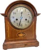 Edwardian mahogany cased mantel clock, Comes with key and pendulum. [30cm high]