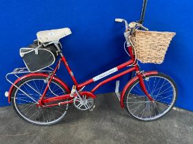 A vintage elswick hopper cosmopolitan 1970s bicycle with fitted saddle and bag