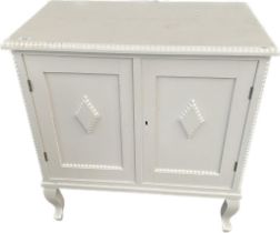 A vintage white painted 2 door cabinet [88x83x47]