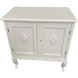 A vintage white painted 2 door cabinet [88x83x47]