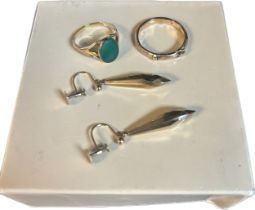 9ct gold jewellery; A 9ct yellow gold and green agate stone ring, 9ct yellow gold buckle ring and