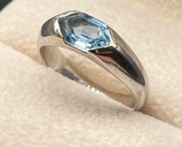 18ct white gold ring set with a blue Aqua Marine stone. [Ring size Q] [7.13Grams]