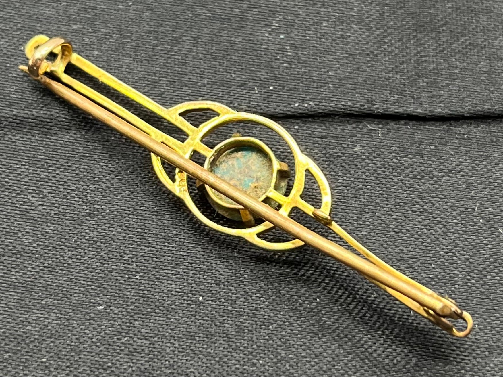 9ct yellow gold bar brooch set with a round cut turquoise stone. [4.5cm length] [1.74grams] - Image 2 of 2