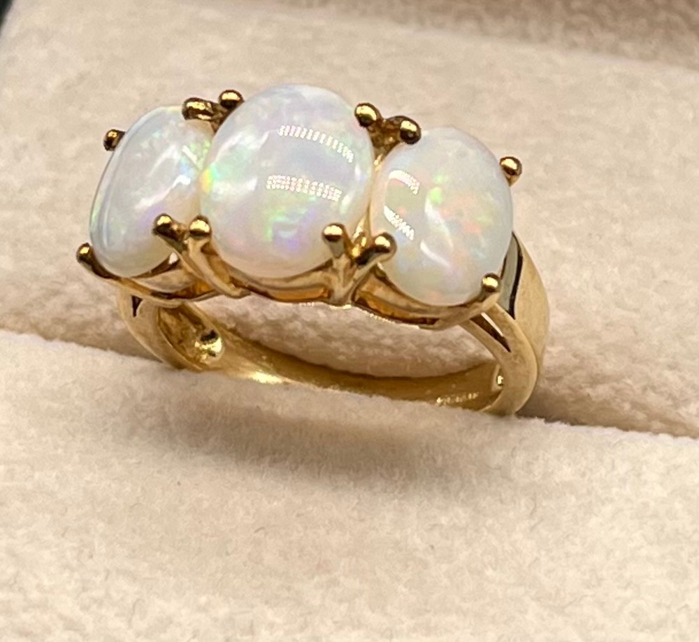 9ct yellow gold and Australian opal jewellery; 9ct gold white opal cross pendant, 9ct gold opal ring - Image 2 of 6