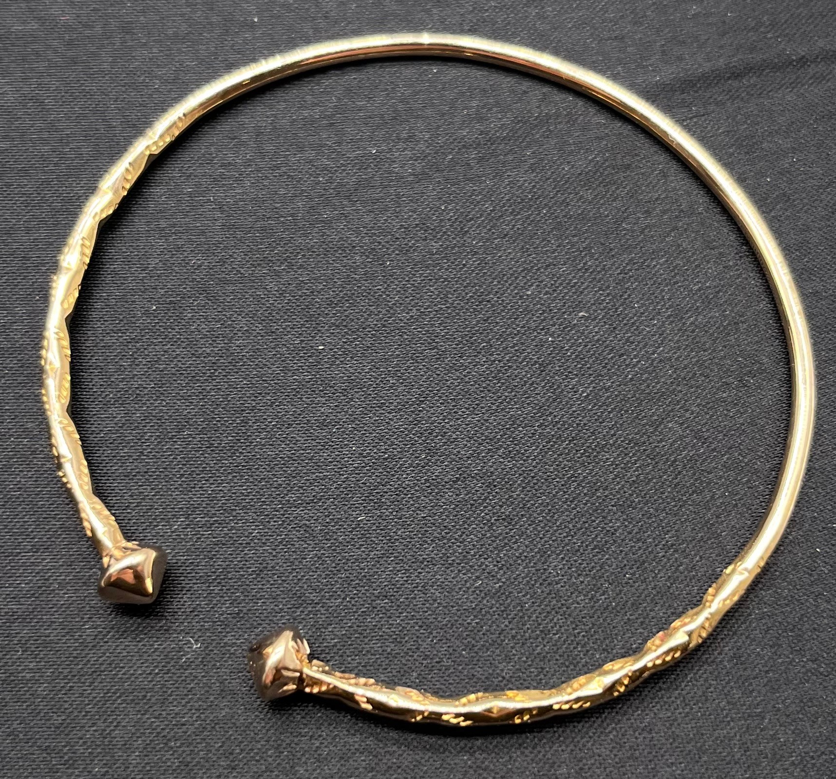 18ct yellow gold bangle [11.70grams] [6.5cm diameter]