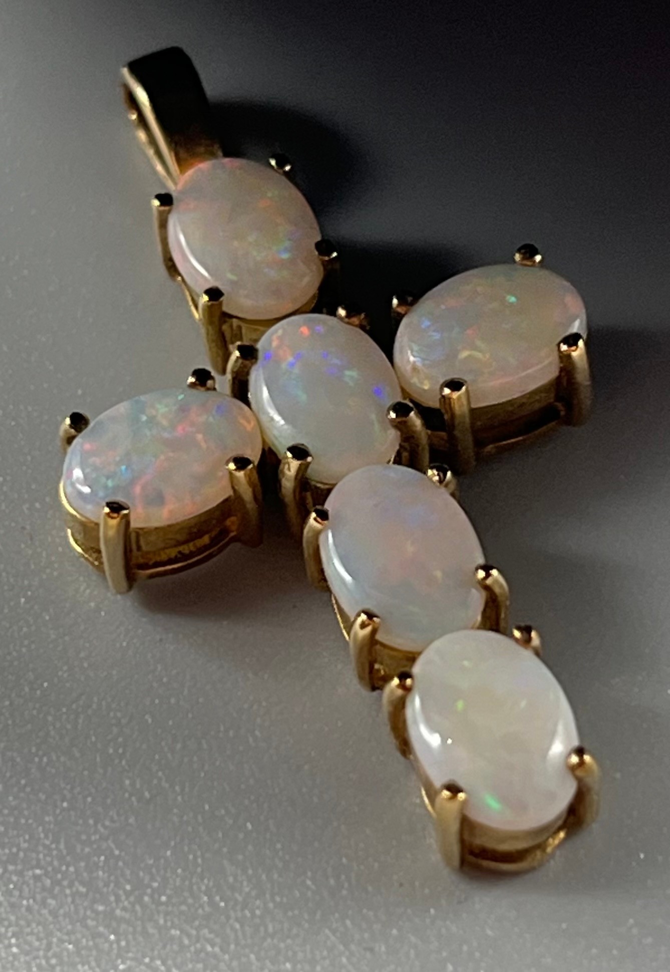 9ct yellow gold and Australian opal jewellery; 9ct gold white opal cross pendant, 9ct gold opal ring - Image 5 of 6
