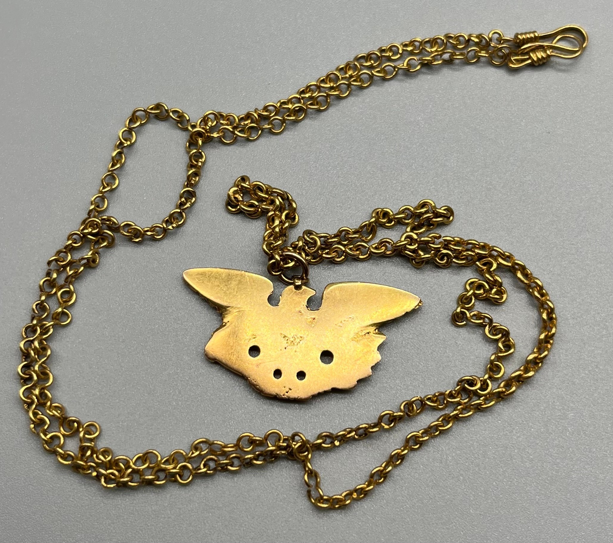 14ct yellow gold bird holding wreath pendant with a 14ct yellow gold necklace. [17.07 grams] [ - Image 2 of 2