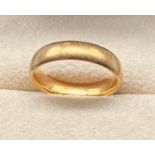 18ct yellow gold wedding band. [Ring size Q] [4.82Grams]