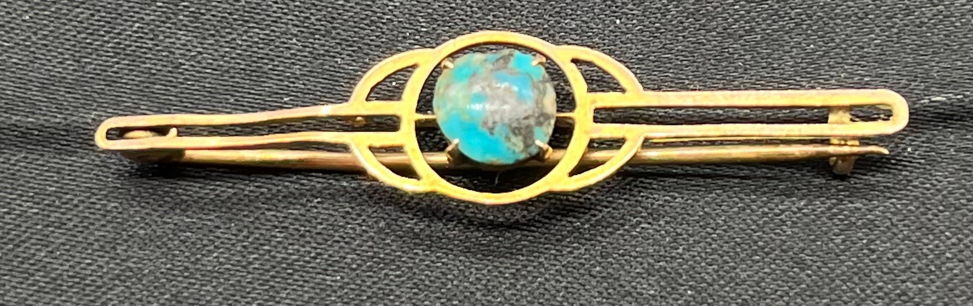 9ct yellow gold bar brooch set with a round cut turquoise stone. [4.5cm length] [1.74grams]