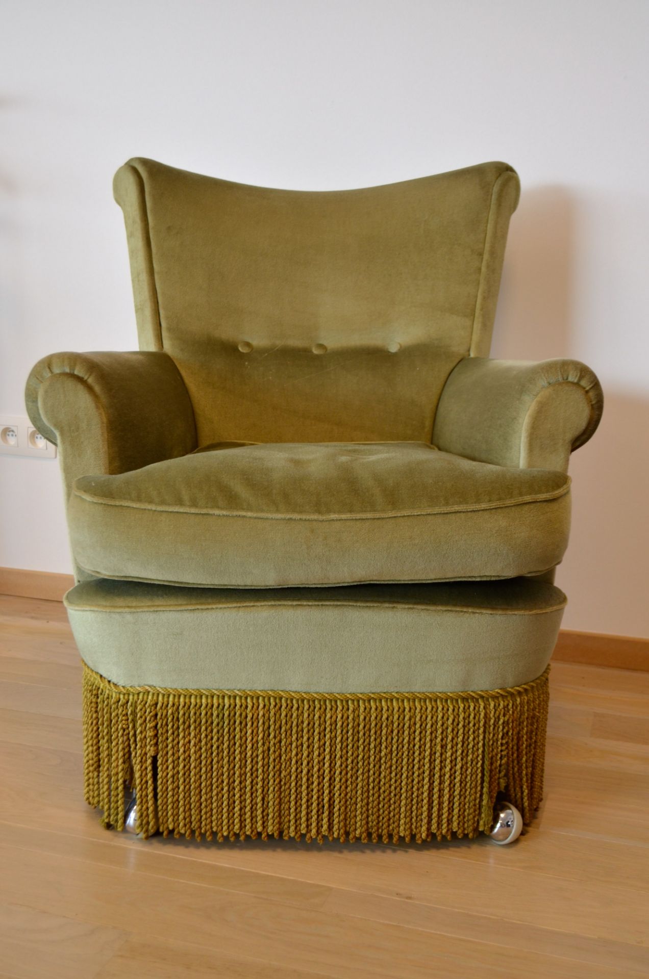 Fauteuil crapaud vert sur roulettes avec cousin en duvet  - Image 2 of 3