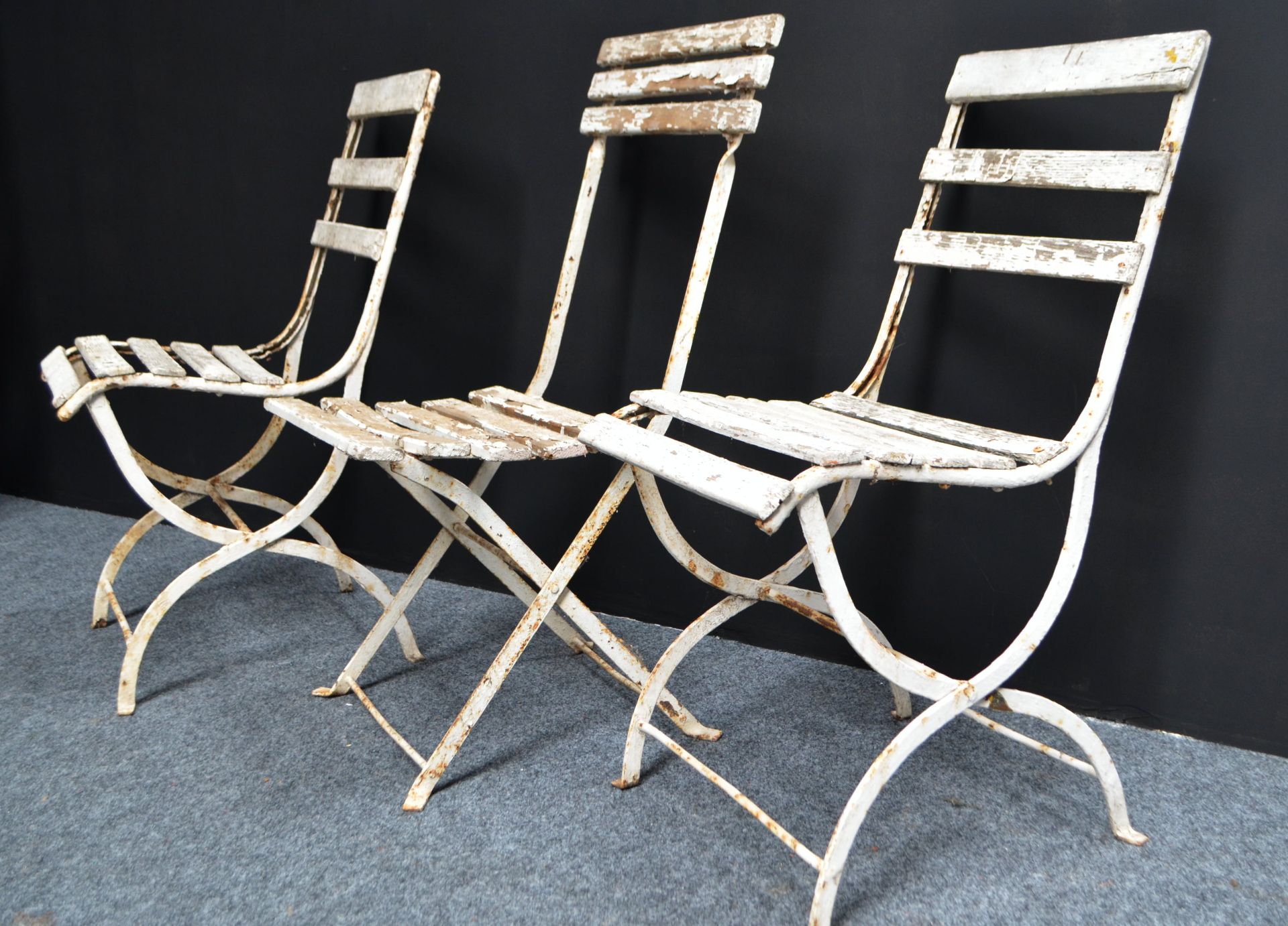 Lot de 5 chaises de jardin anciennes en bois peint blanc - Image 2 of 2