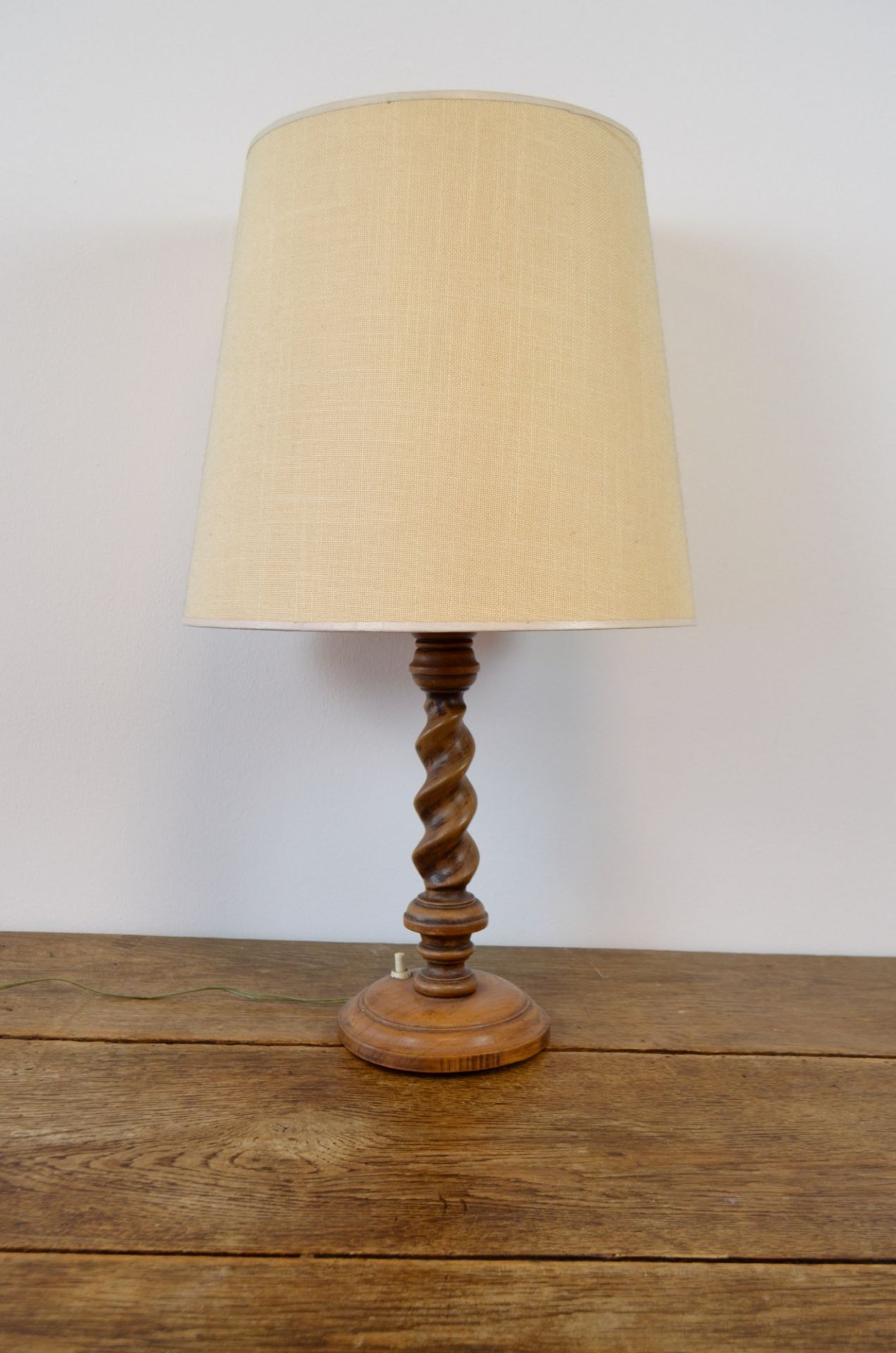 Lampe de bureau avec pied en bois tourné