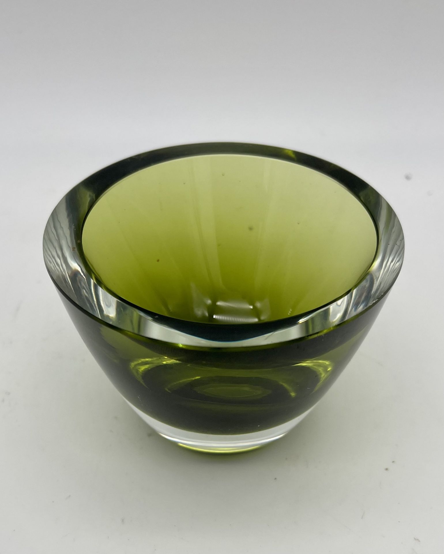 Petit bol en cristal vert - Image 2 of 2