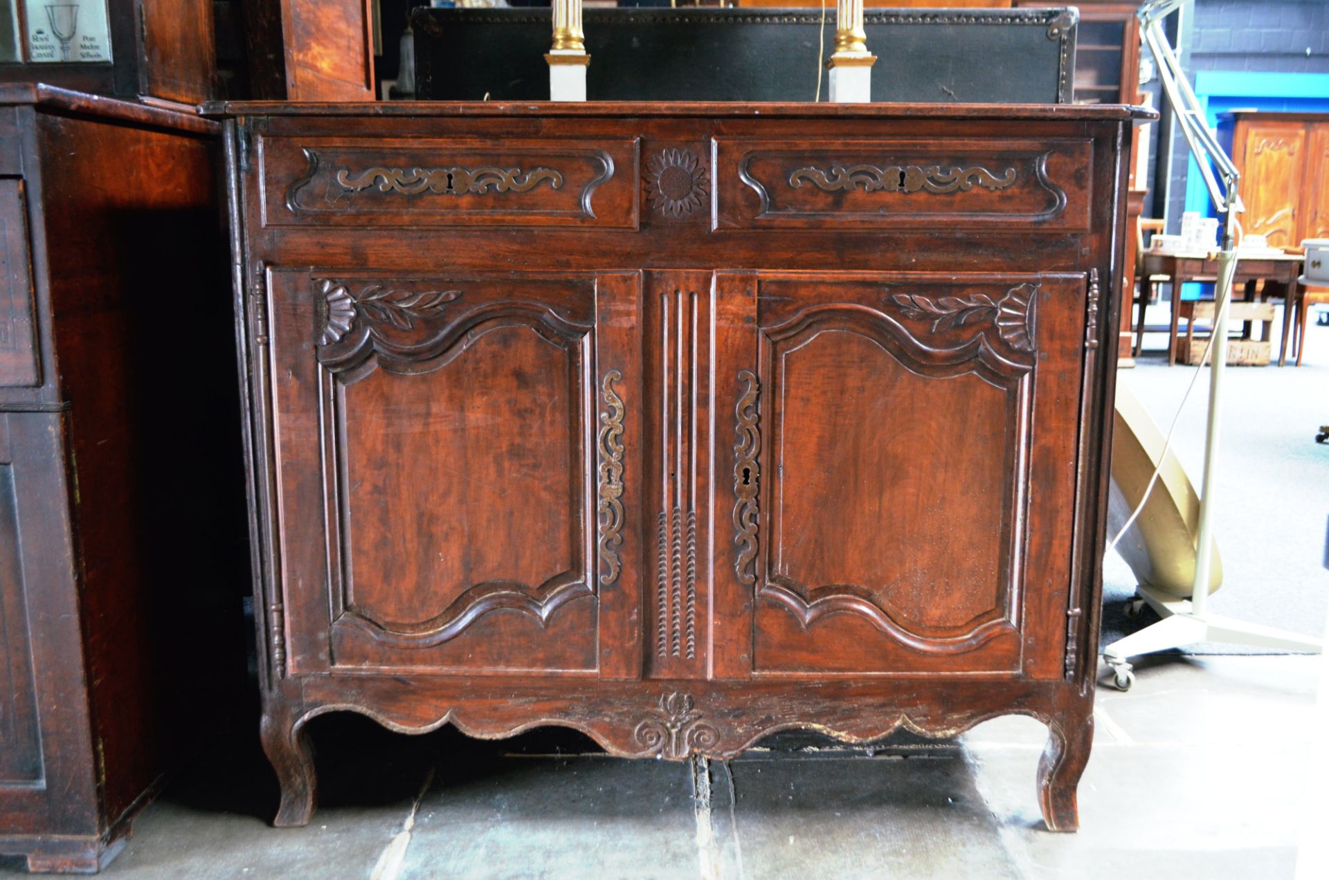 Buffet style Louis XV en chaine foncé