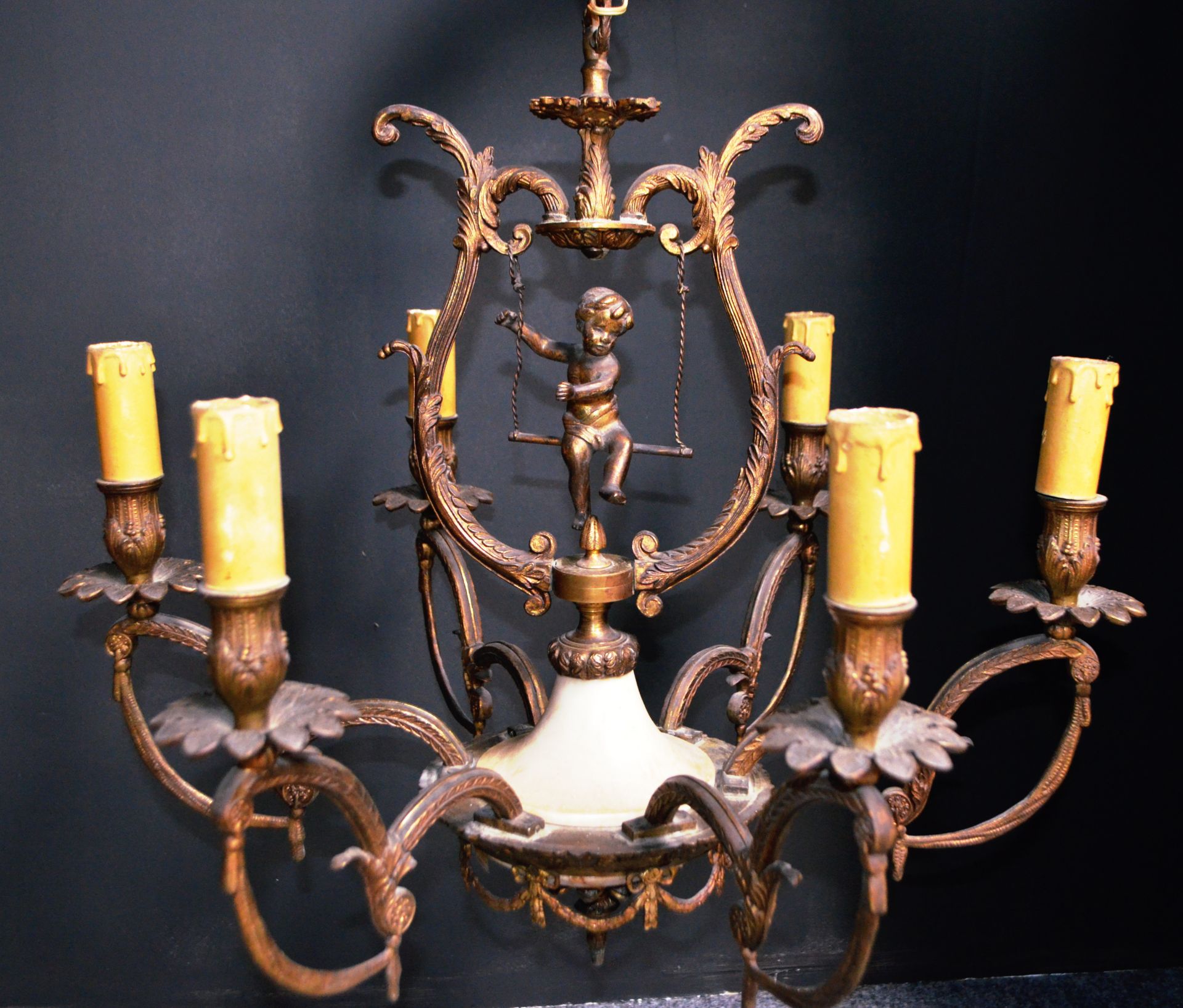Lustre en albâtre et bronze doré à 6 lampes style Empire avec angelot