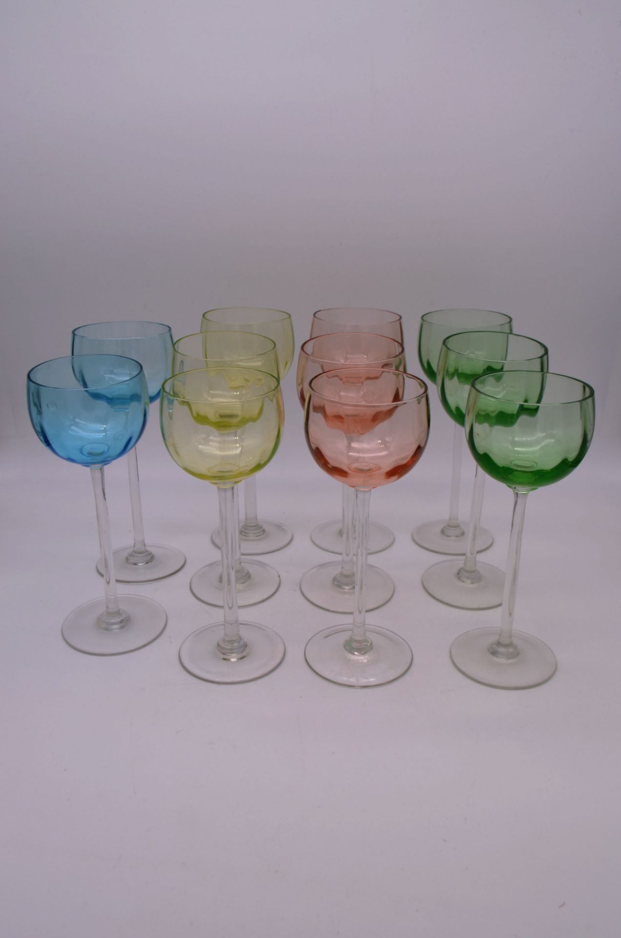 Lot de 11 verres à vin colorés en cristal