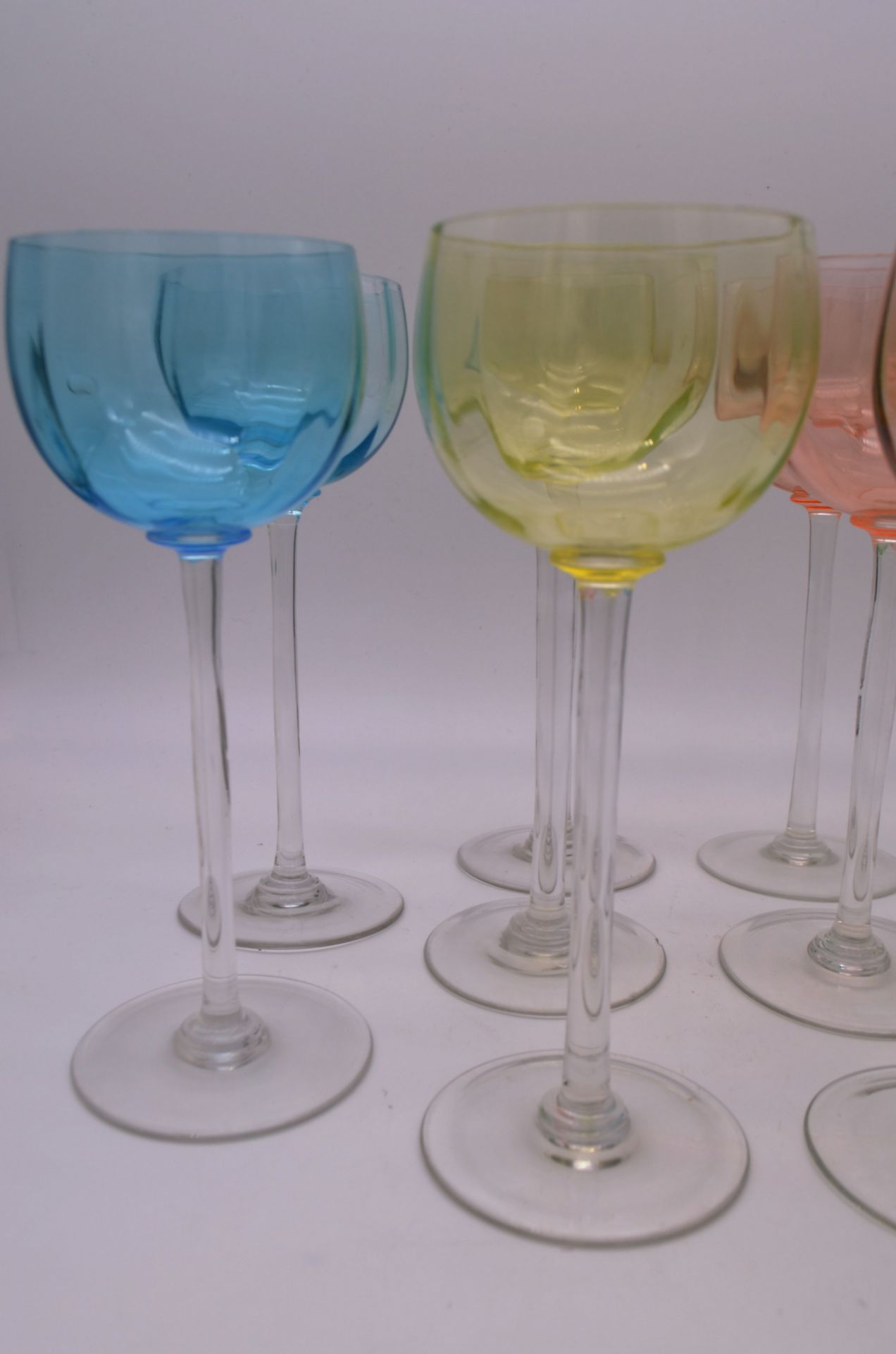 Lot de 11 verres à vin colorés en cristal - Image 3 of 3