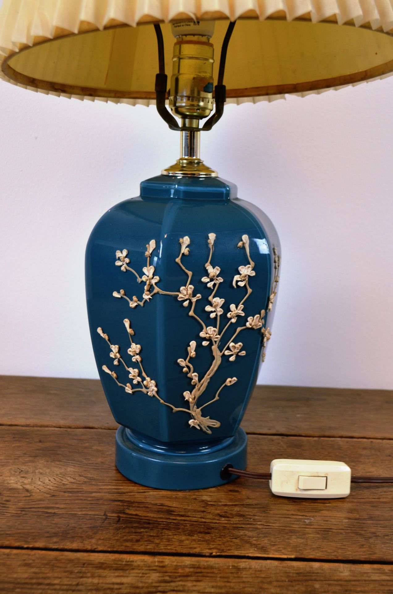 Lampe bleue orné de petites fleurs blanches  - Image 3 of 3