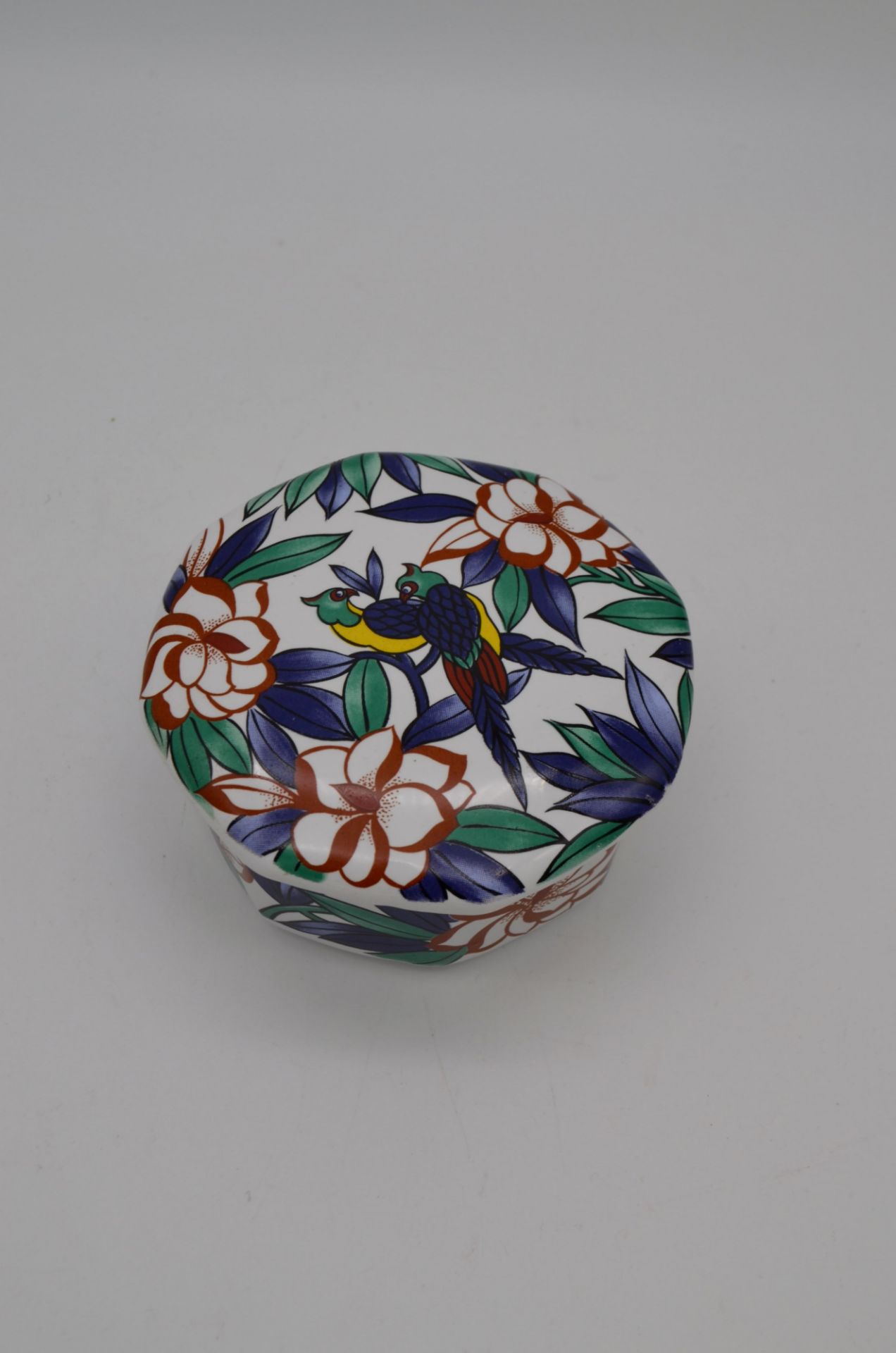 Ancienne boite bonbonnière en porcelaine à décor tropical - Image 2 of 3